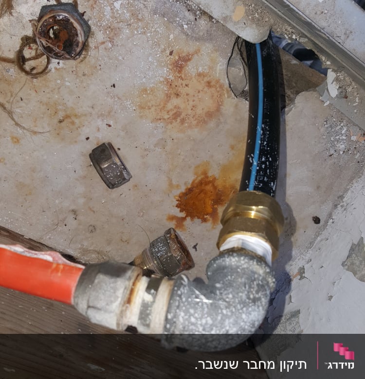 צינור מים עם חיבורי מתכת וחלודה